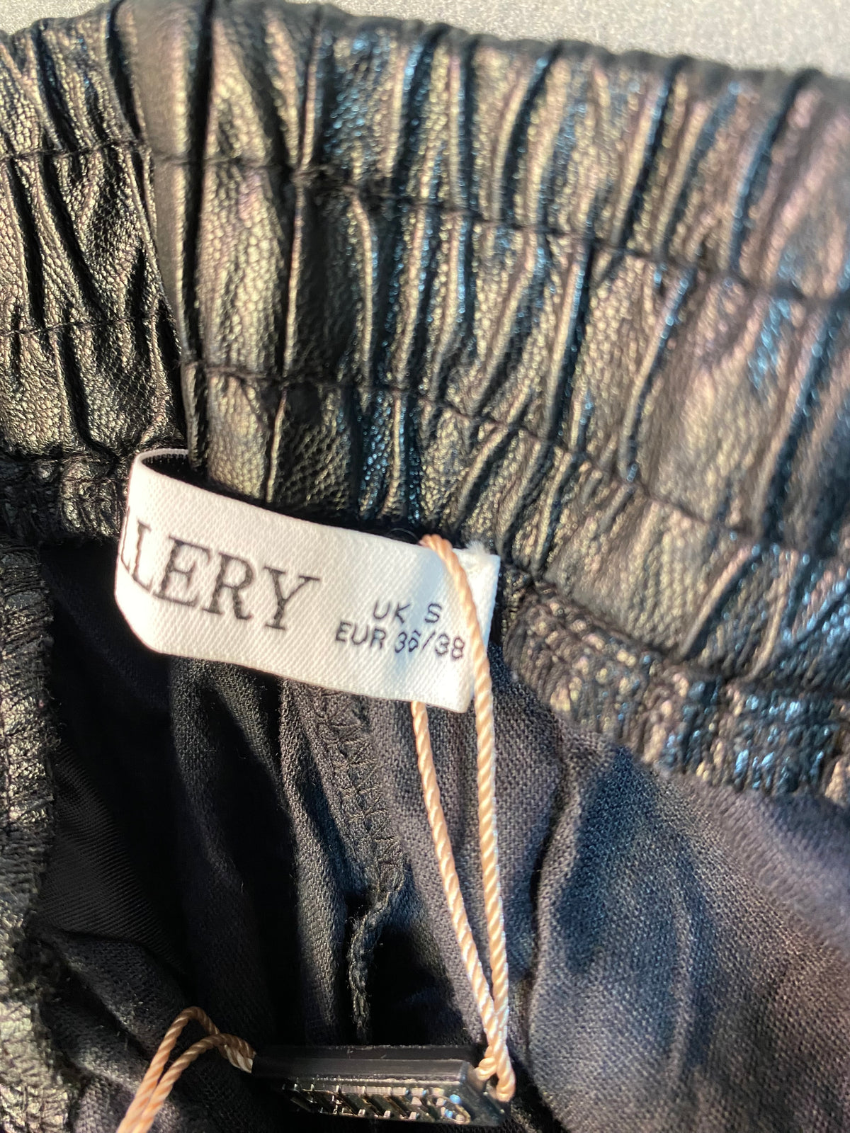 Jogger en simili cuir noir à cordon