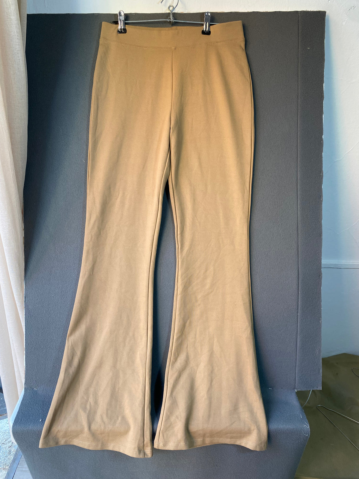 Pantalon flare en jersey camel