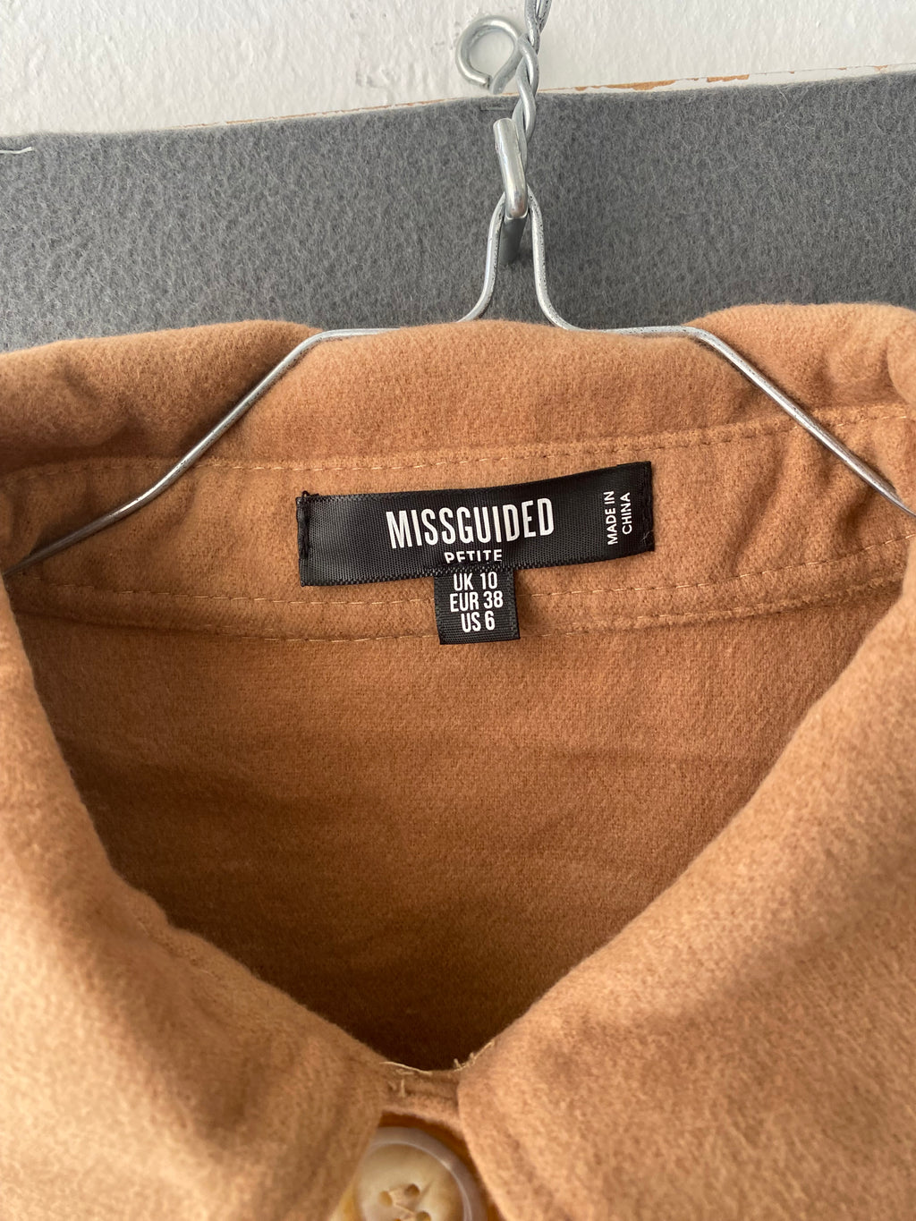 Surchemise camel à boutons écaille