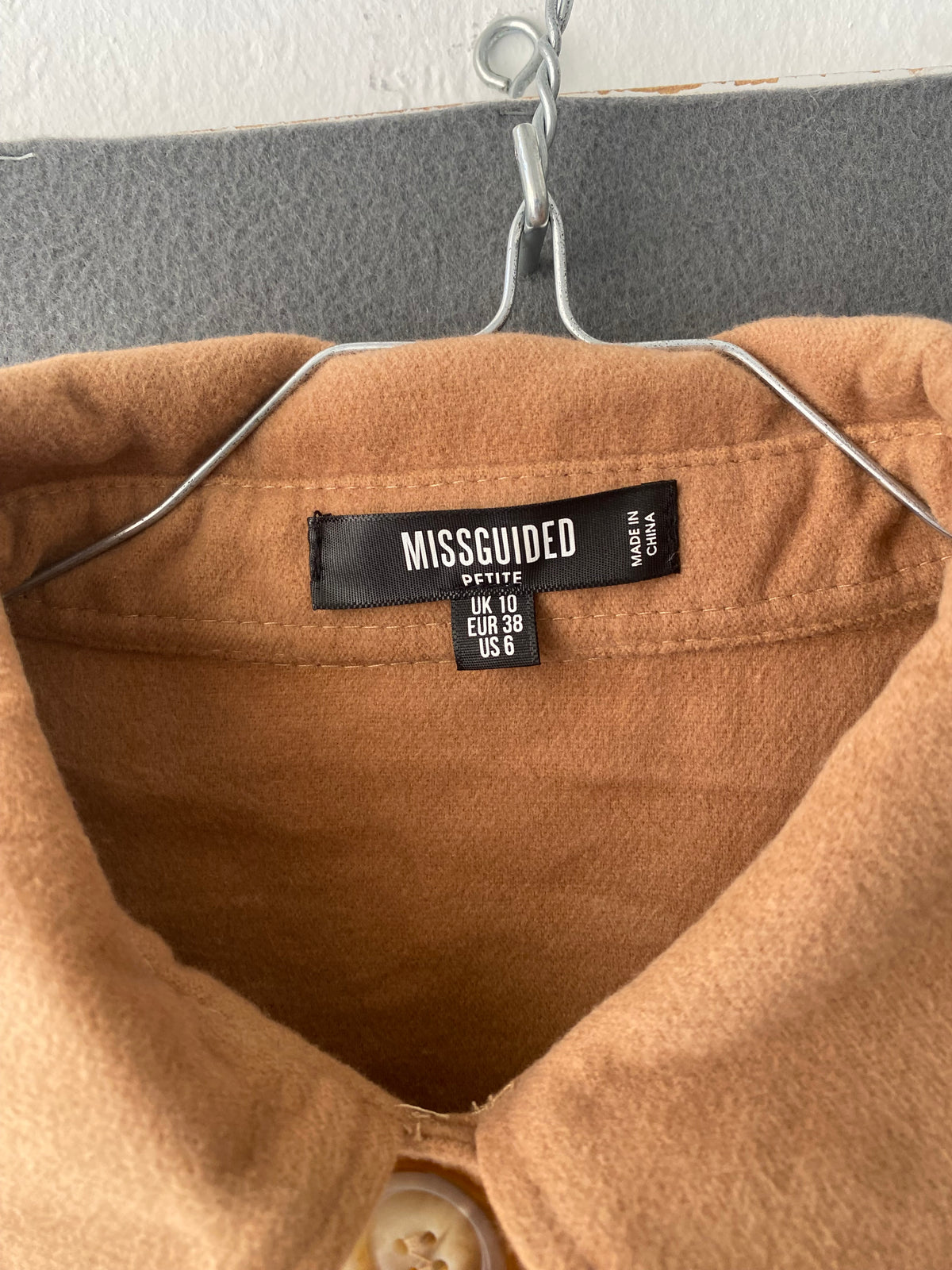 Surchemise camel à boutons écaille