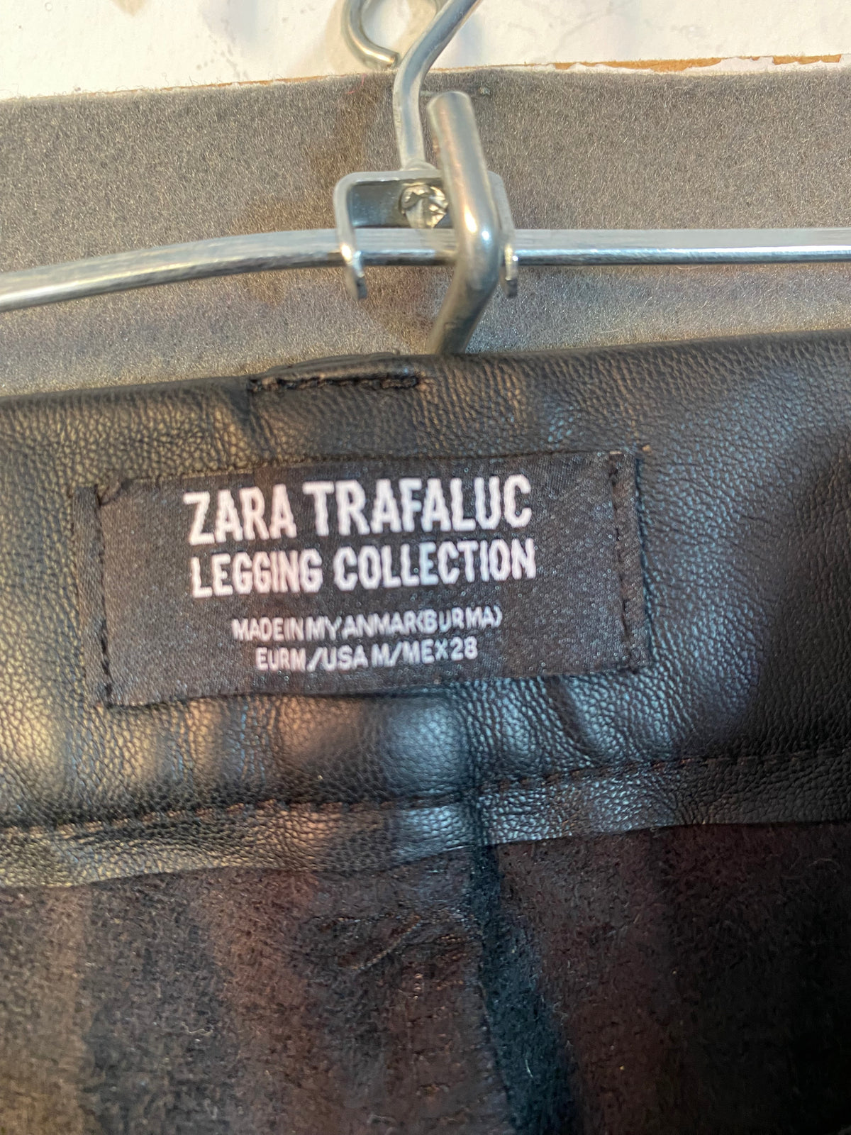 Pantalon slim en simili cuir noir à zips aux chevilles