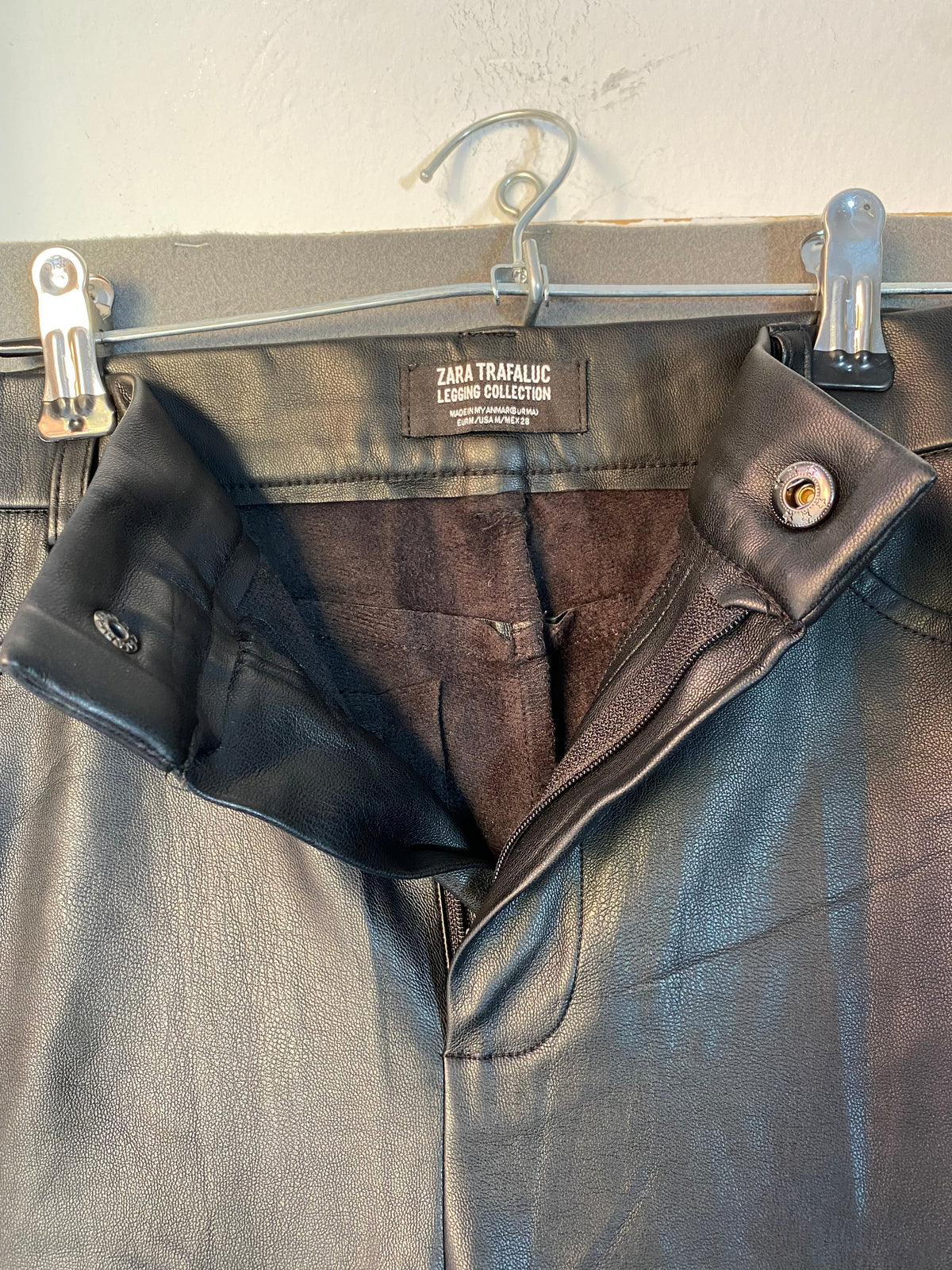 Pantalon slim en simili cuir noir à zips aux chevilles