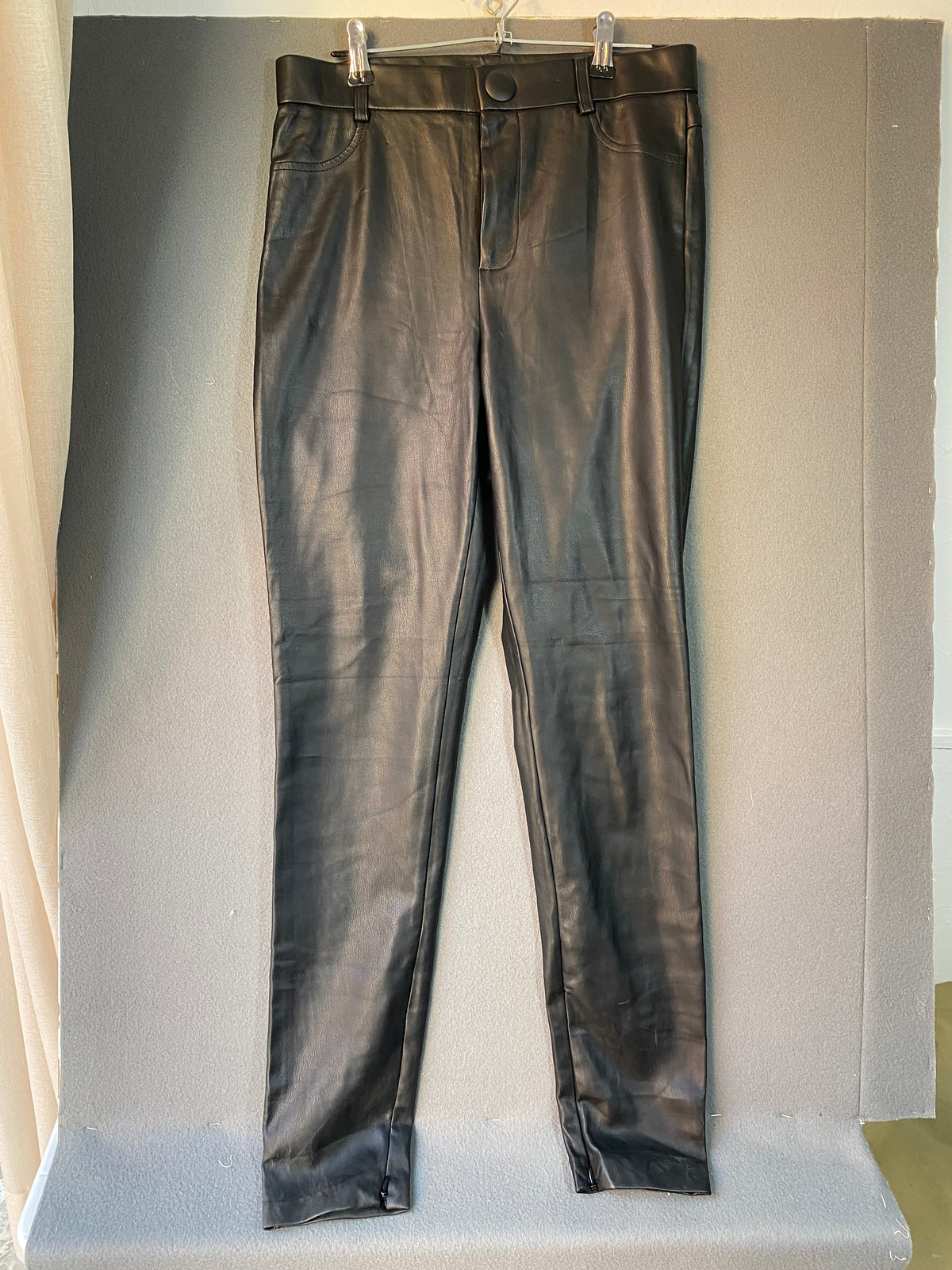 Pantalon slim en simili cuir noir à zips aux chevilles
