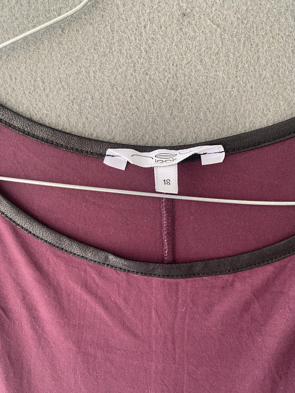 Robe longue prune à col bordé de simili cuir
