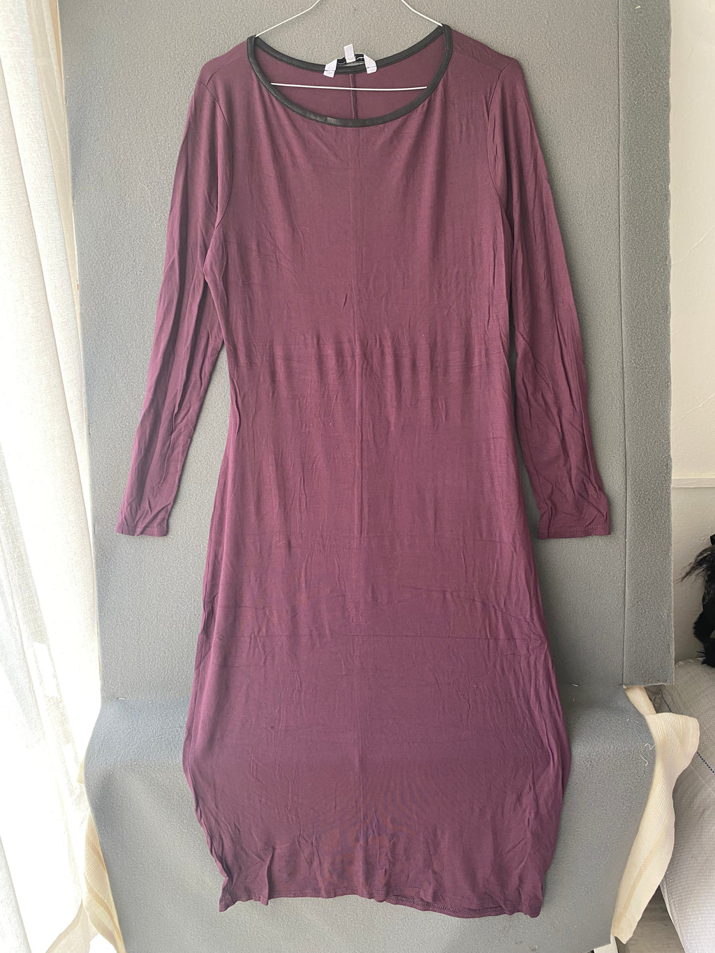 Robe longue prune à col bordé de simili cuir