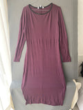 Robe longue prune à col bordé de simili cuir