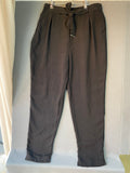Pantalon fluide noir à ceinture nouée