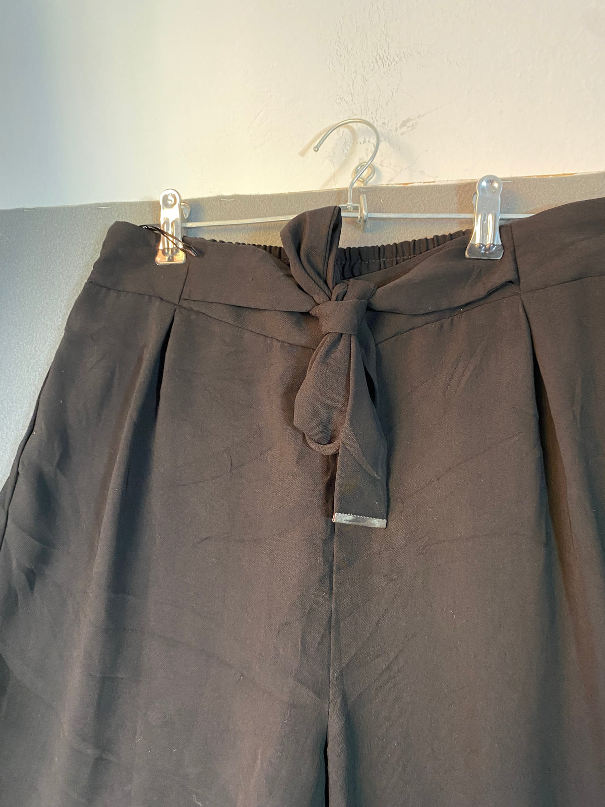 Pantalon fluide noir à ceinture nouée