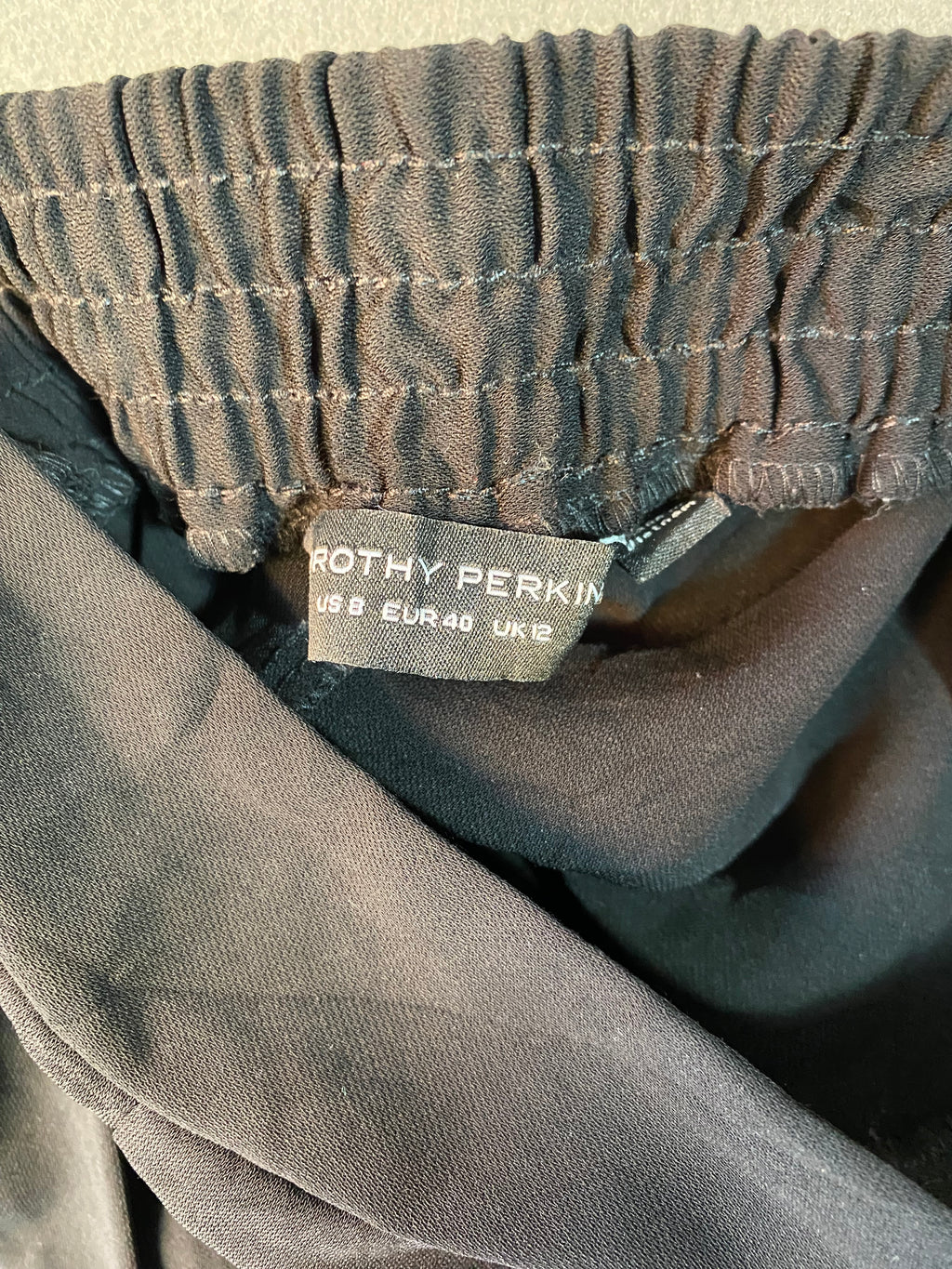Pantalon fluide noir à ceinture nouée