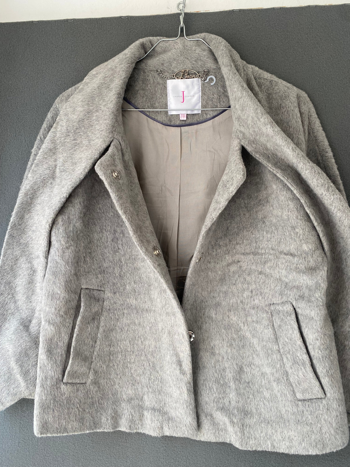 Manteau court gris à col lavallière
