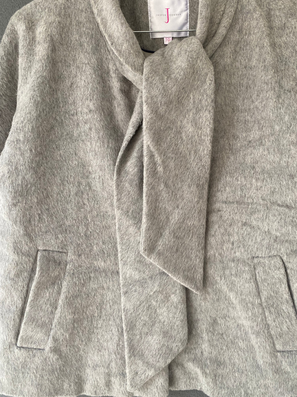 Manteau court gris à col lavallière