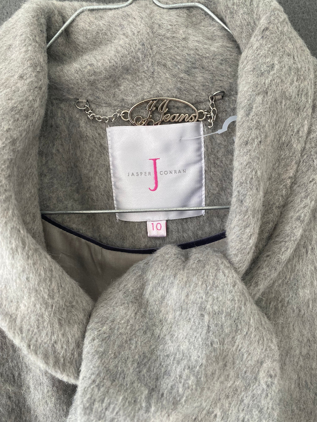 Manteau court gris à col lavallière