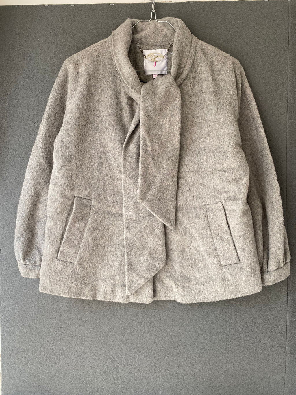 Manteau court gris à col lavallière