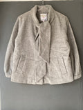 Manteau court gris à col lavallière