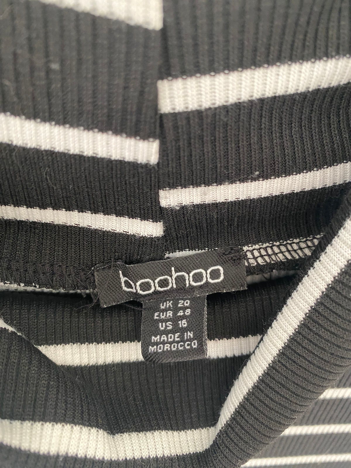 Robe longue rayée noir et blanc à col roulé