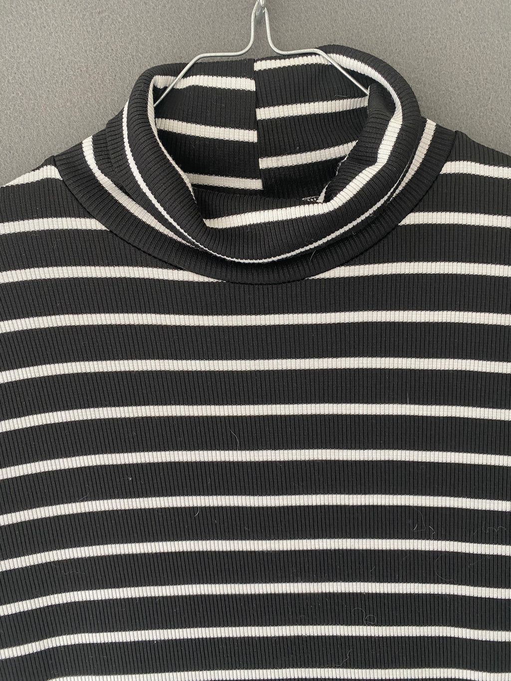 Robe longue rayée noir et blanc à col roulé