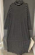 Robe longue rayée noir et blanc à col roulé