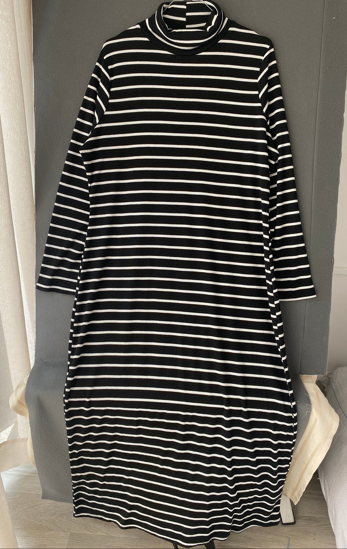 Robe longue rayée noir et blanc à col roulé
