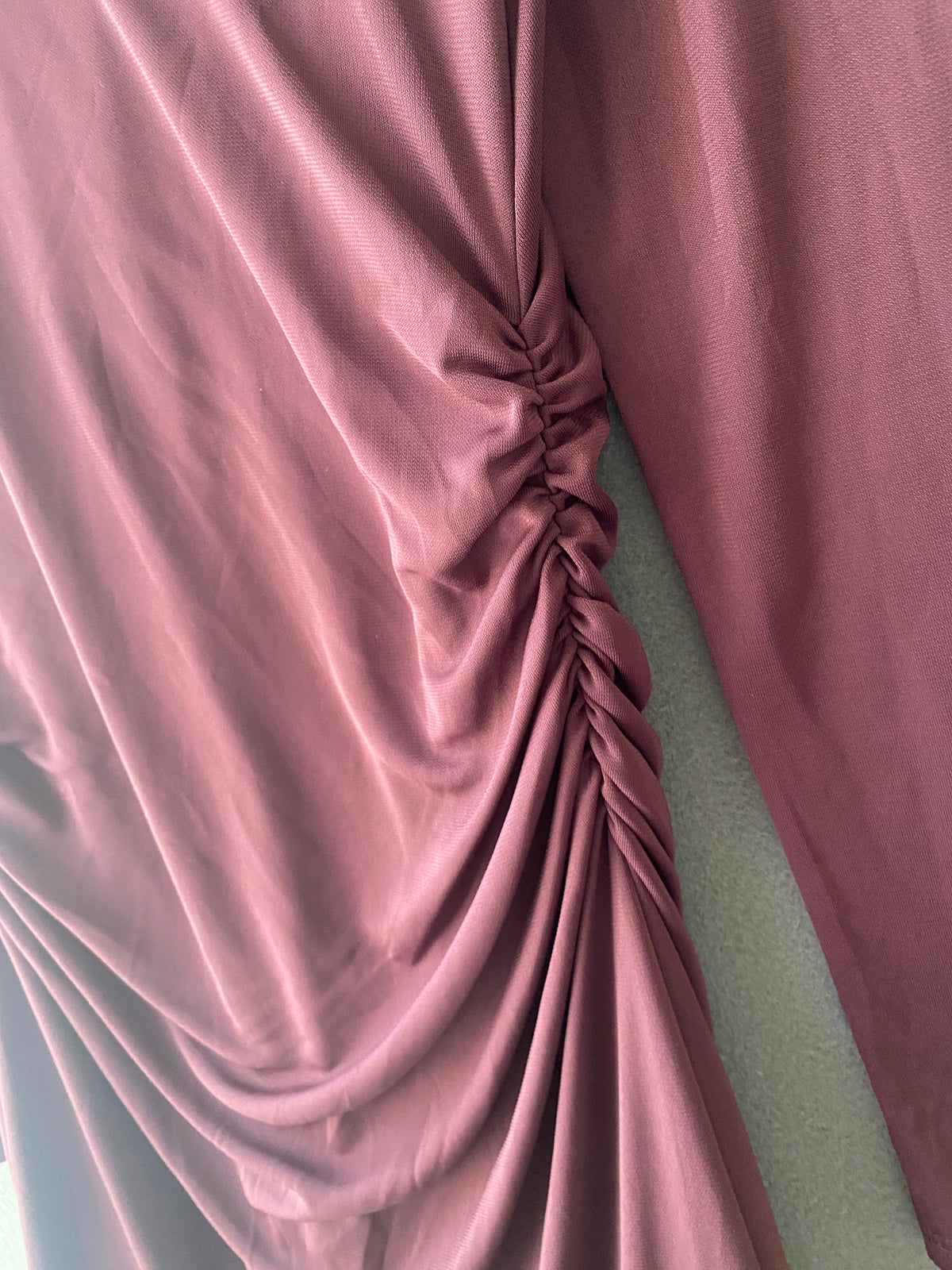 Robe midi bordeaux froncée sur le côté