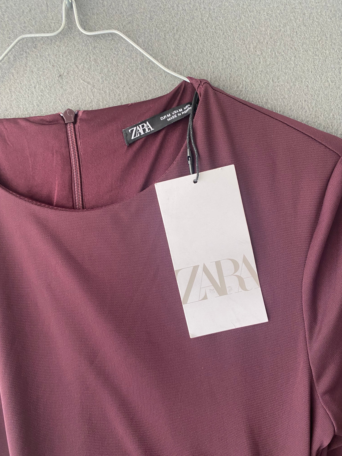 Robe midi bordeaux froncée sur le côté