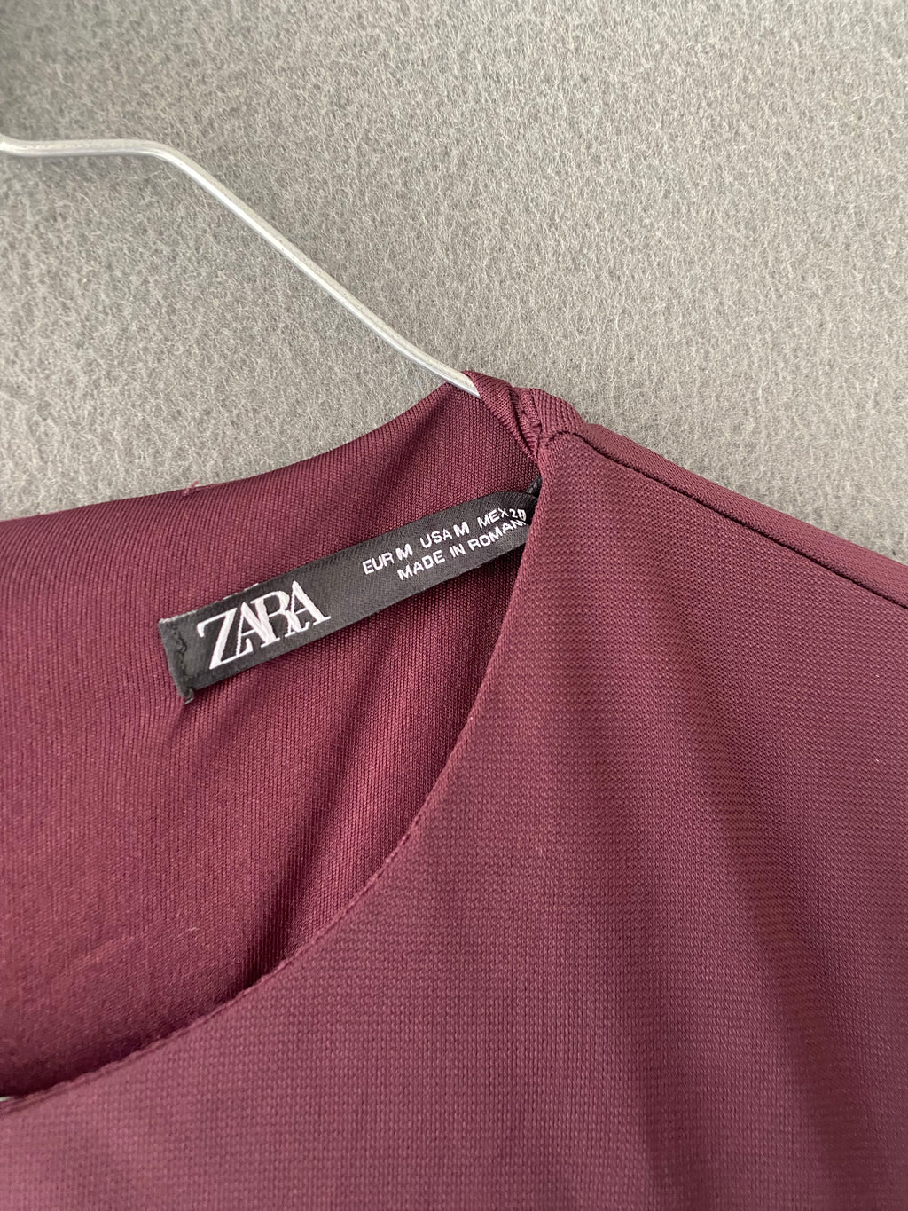 Robe midi bordeaux froncée sur le côté