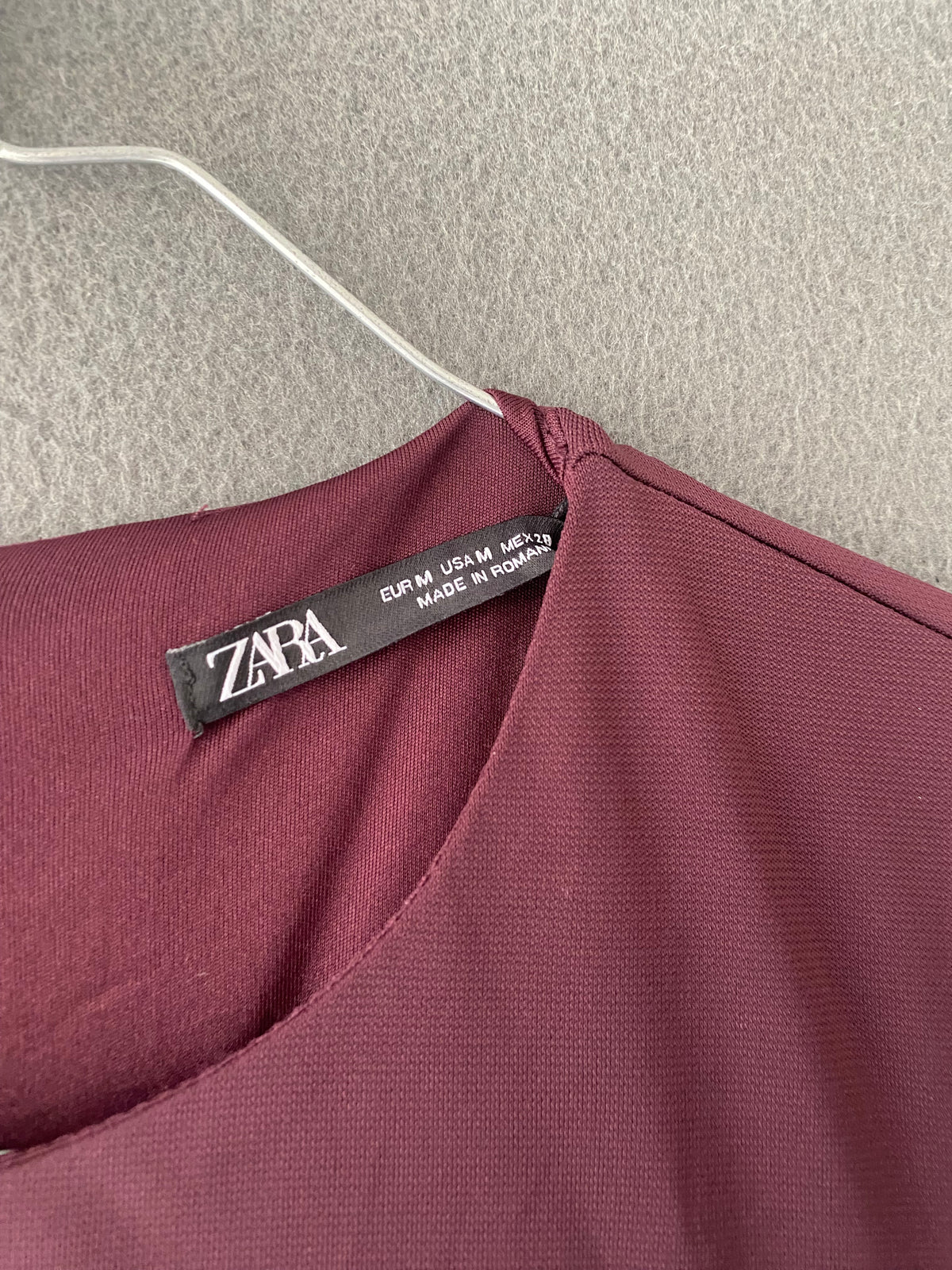 Robe midi bordeaux froncée sur le côté