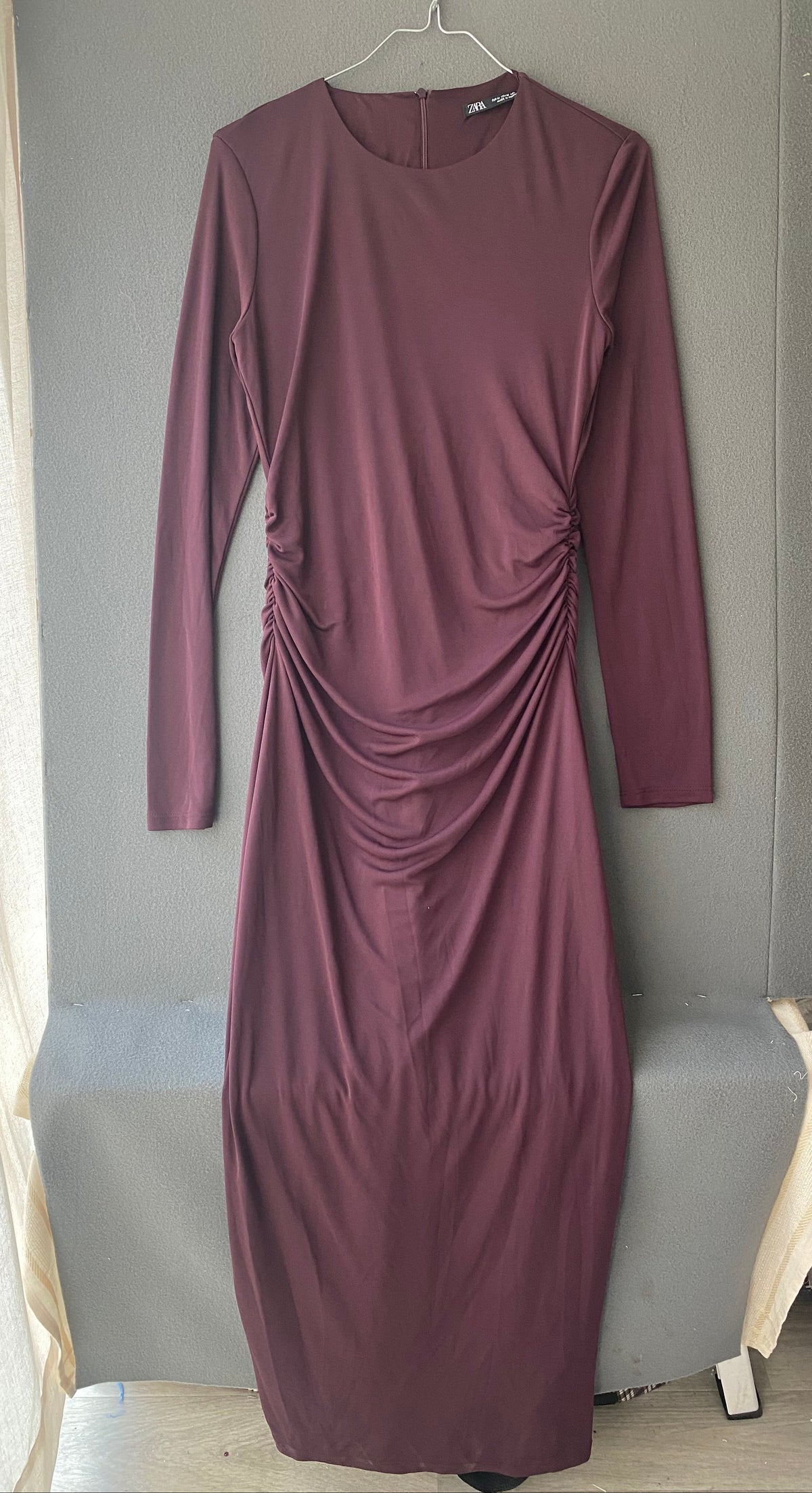 Robe midi bordeaux froncée sur le côté