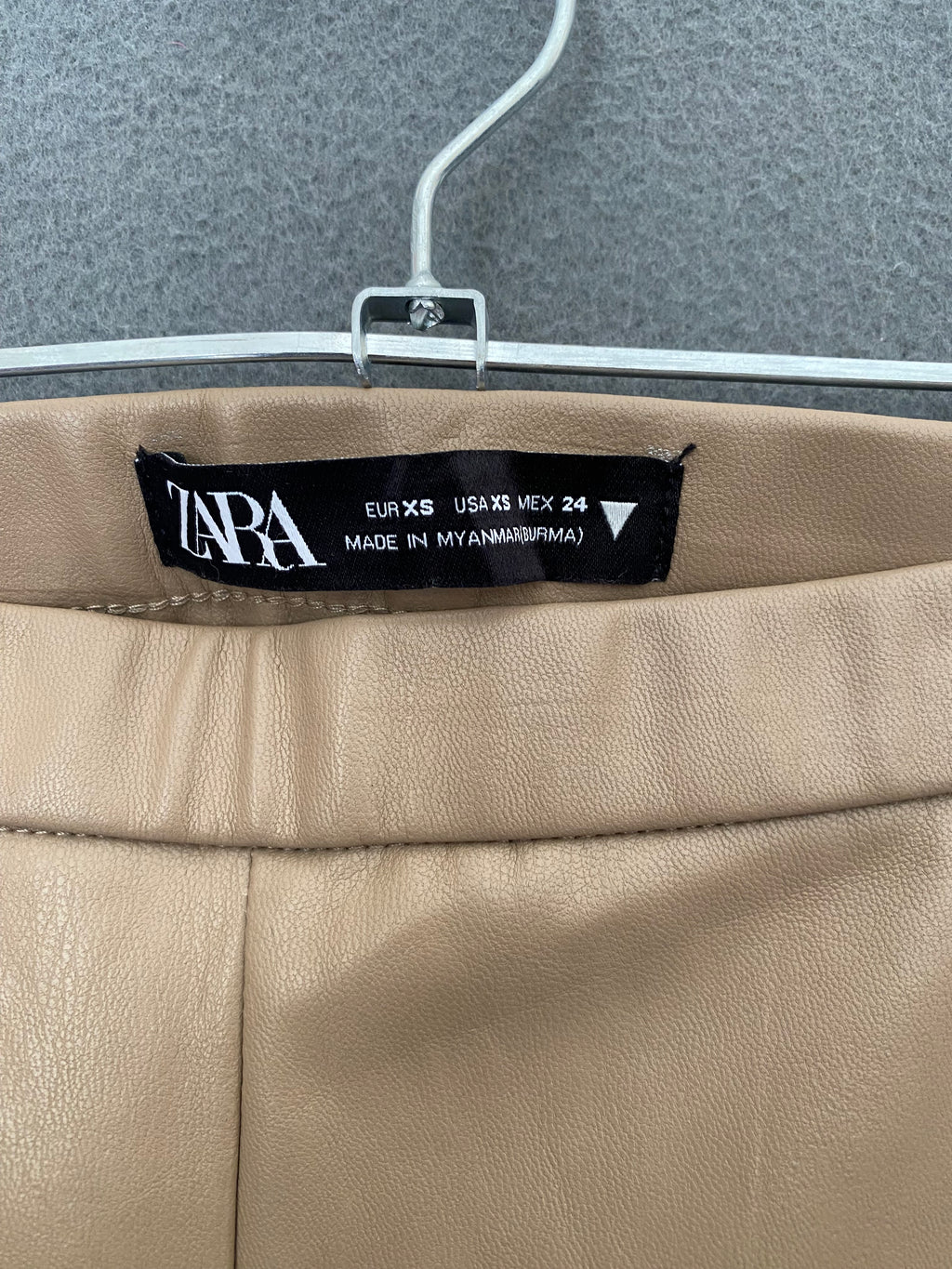 Pantalon slim en simili cuir beige