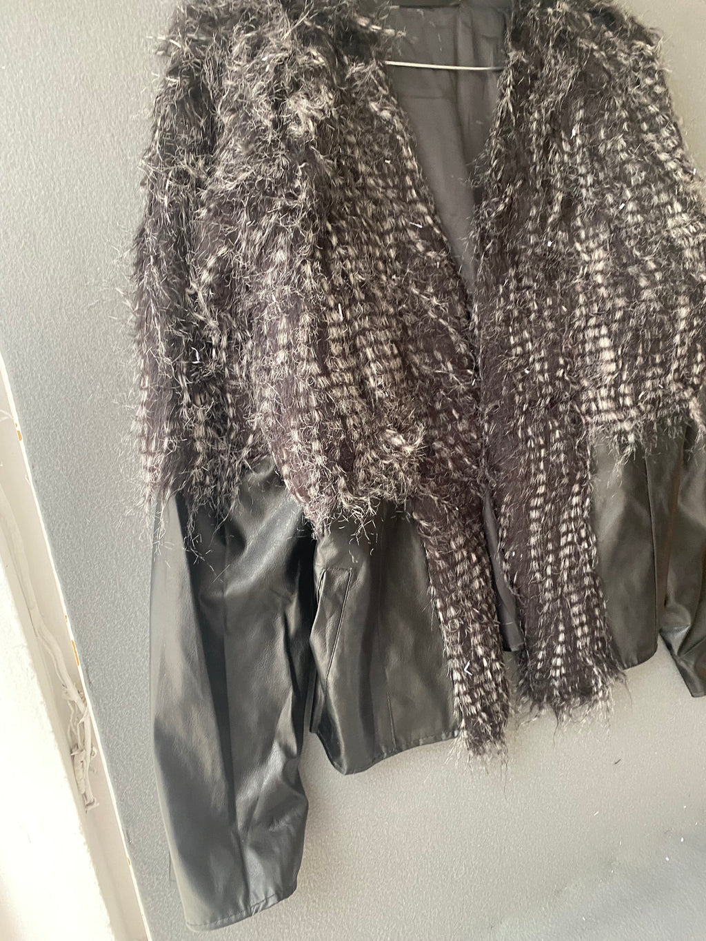 Veste bi-matière fausse fourrure et simili cuir noire