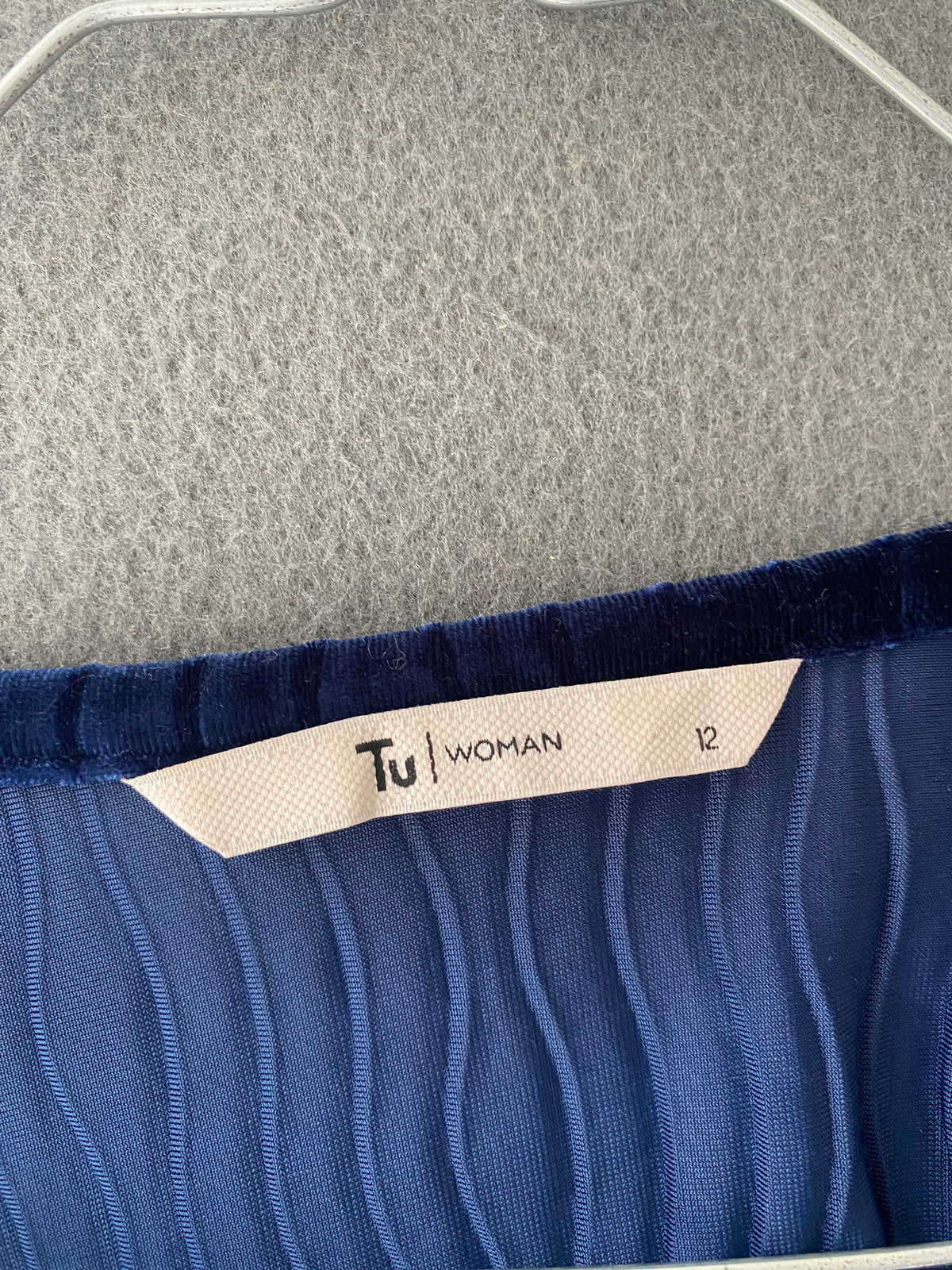 Top en velours bleu nuit à relief ondulé