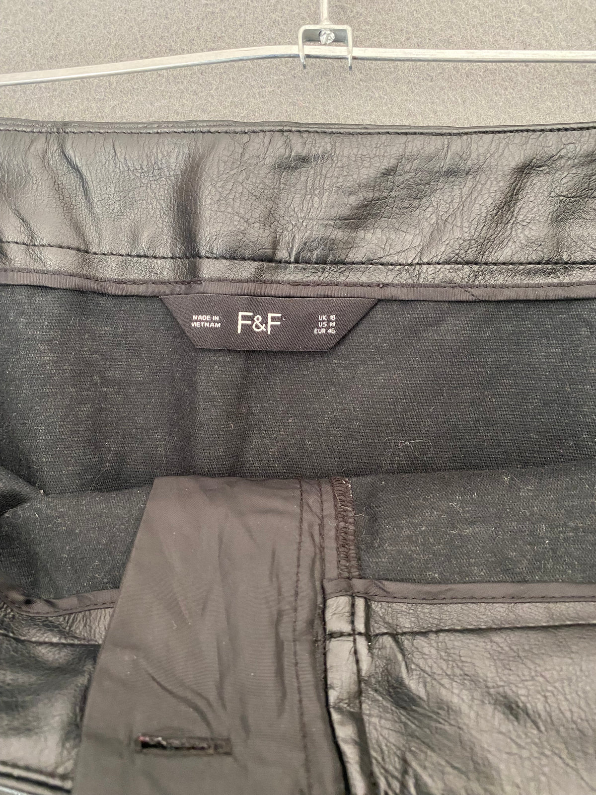 Mini-jupe en simili cuir noire à zips