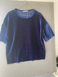 Top en velours bleu nuit à relief ondulé