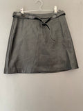 Mini-jupe en simili cuir noire à ceinture fine