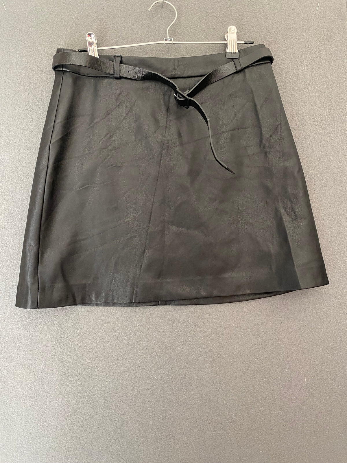 Mini-jupe en simili cuir noire à ceinture fine