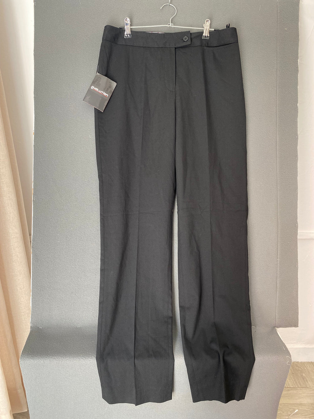 Pantalon de tailleur noir droit à patte boutonnée
