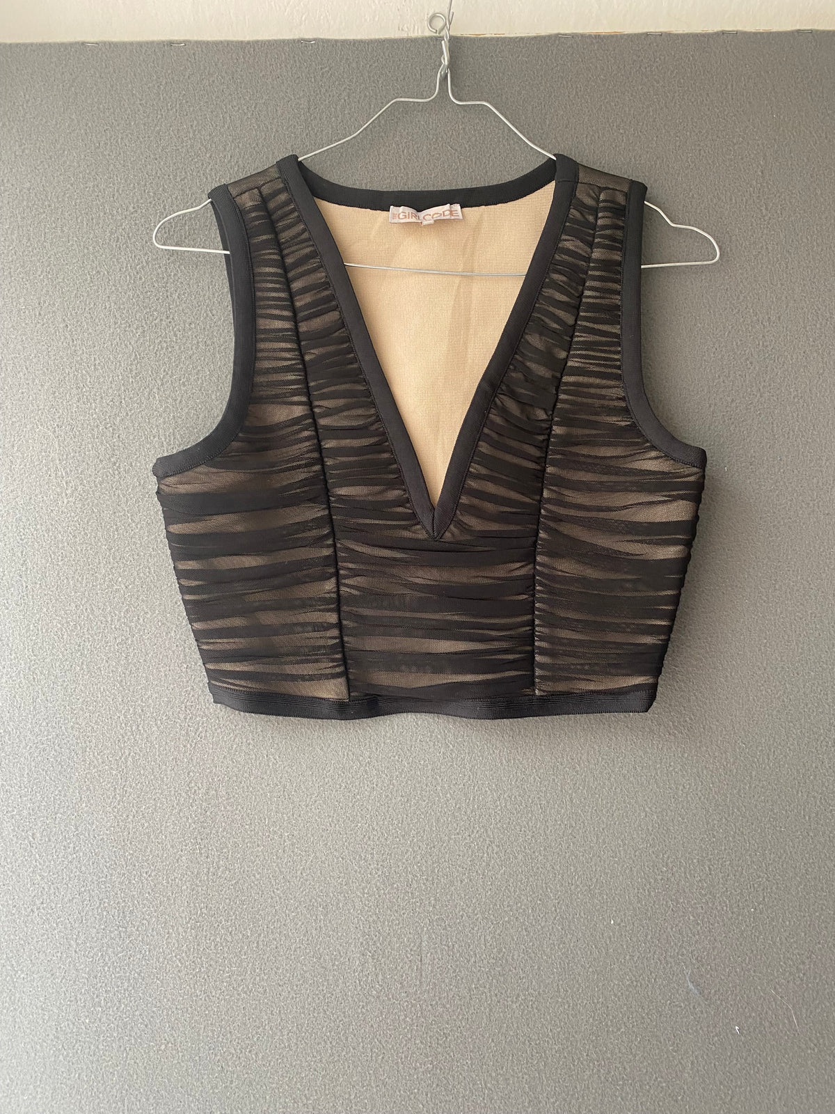 Crop top noir en résille froncée à col V