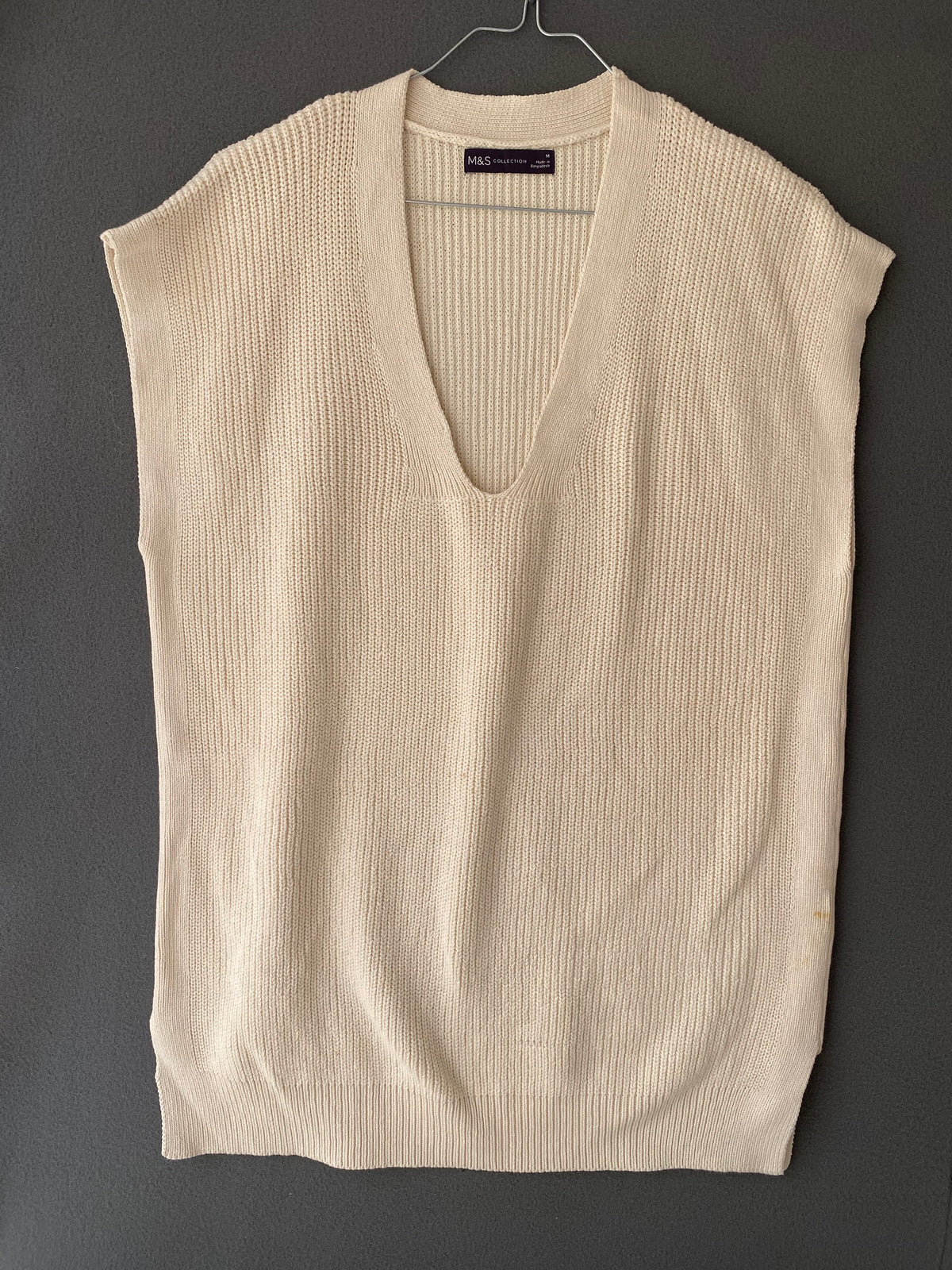 Pull sans manches écru à col V
