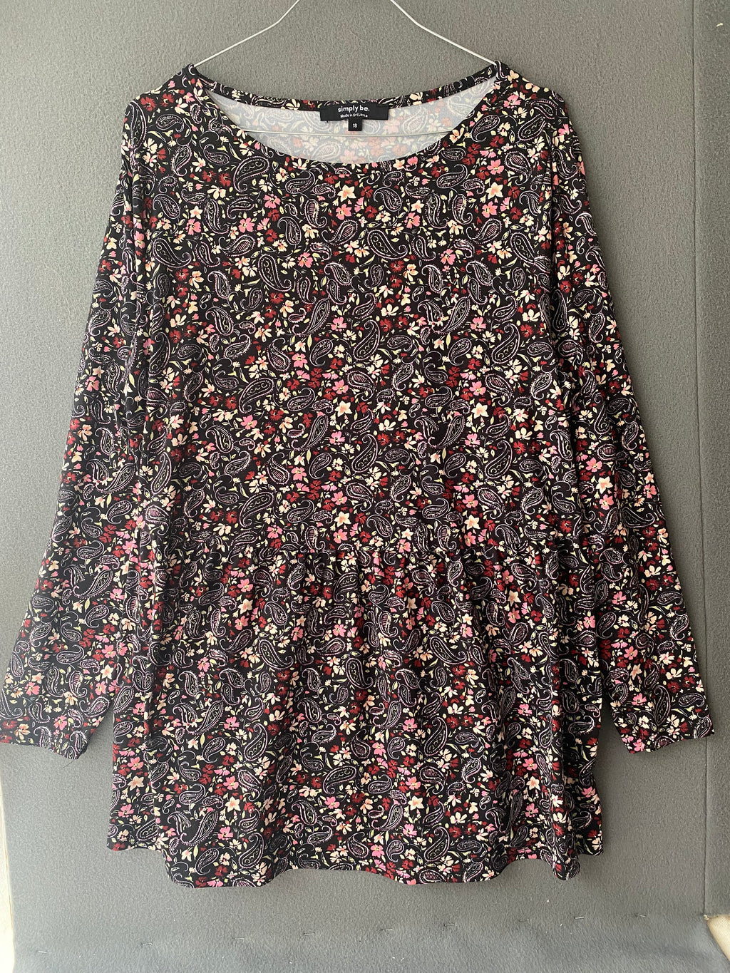 Top imprimé cachemire et fleurs noir et rose