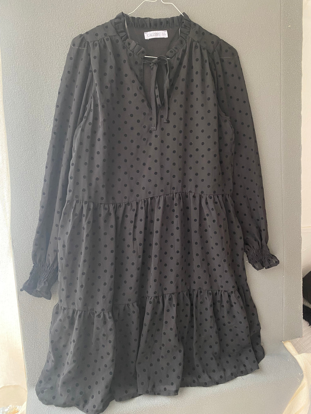 Robe noire à pois floqués et volants
