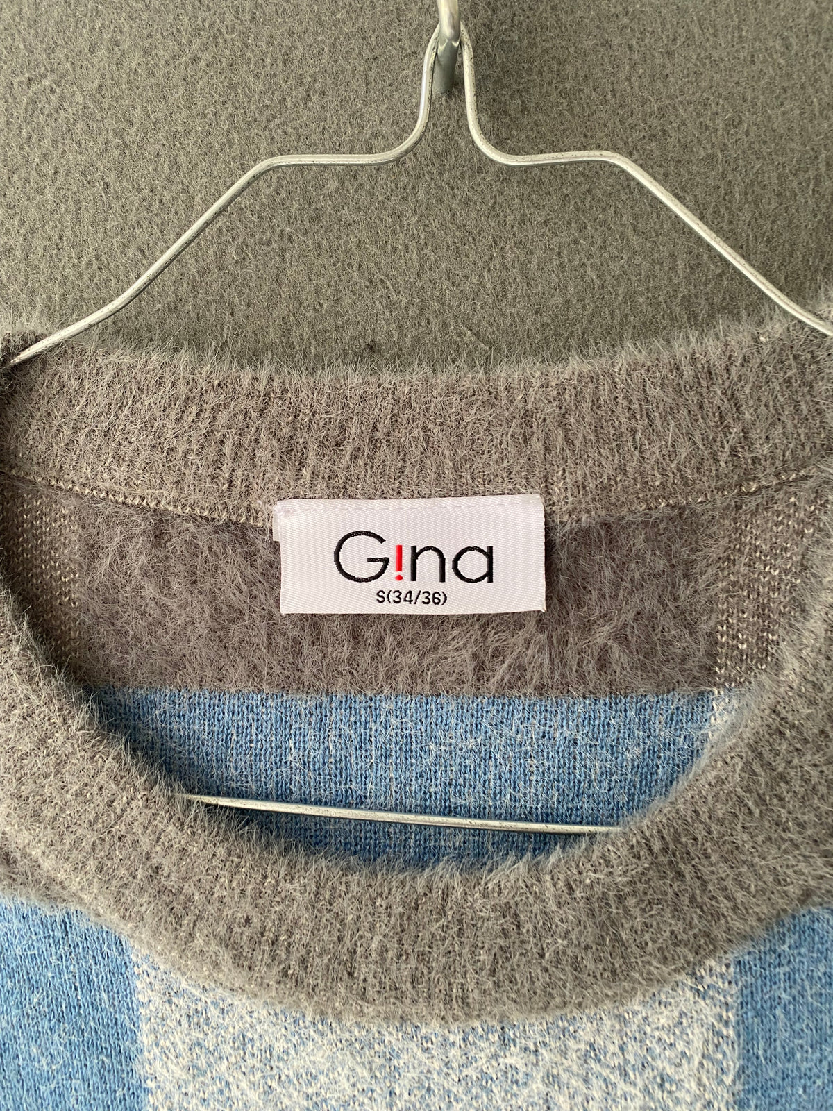 Pull poilu à carreaux bleu beige et gris