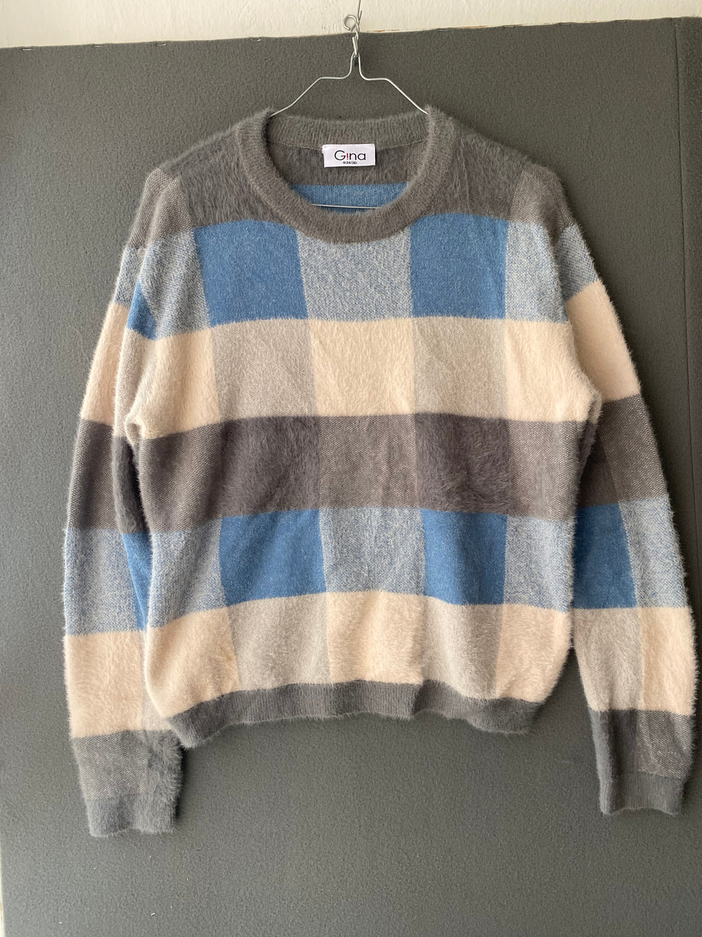 Pull poilu à carreaux bleu beige et gris