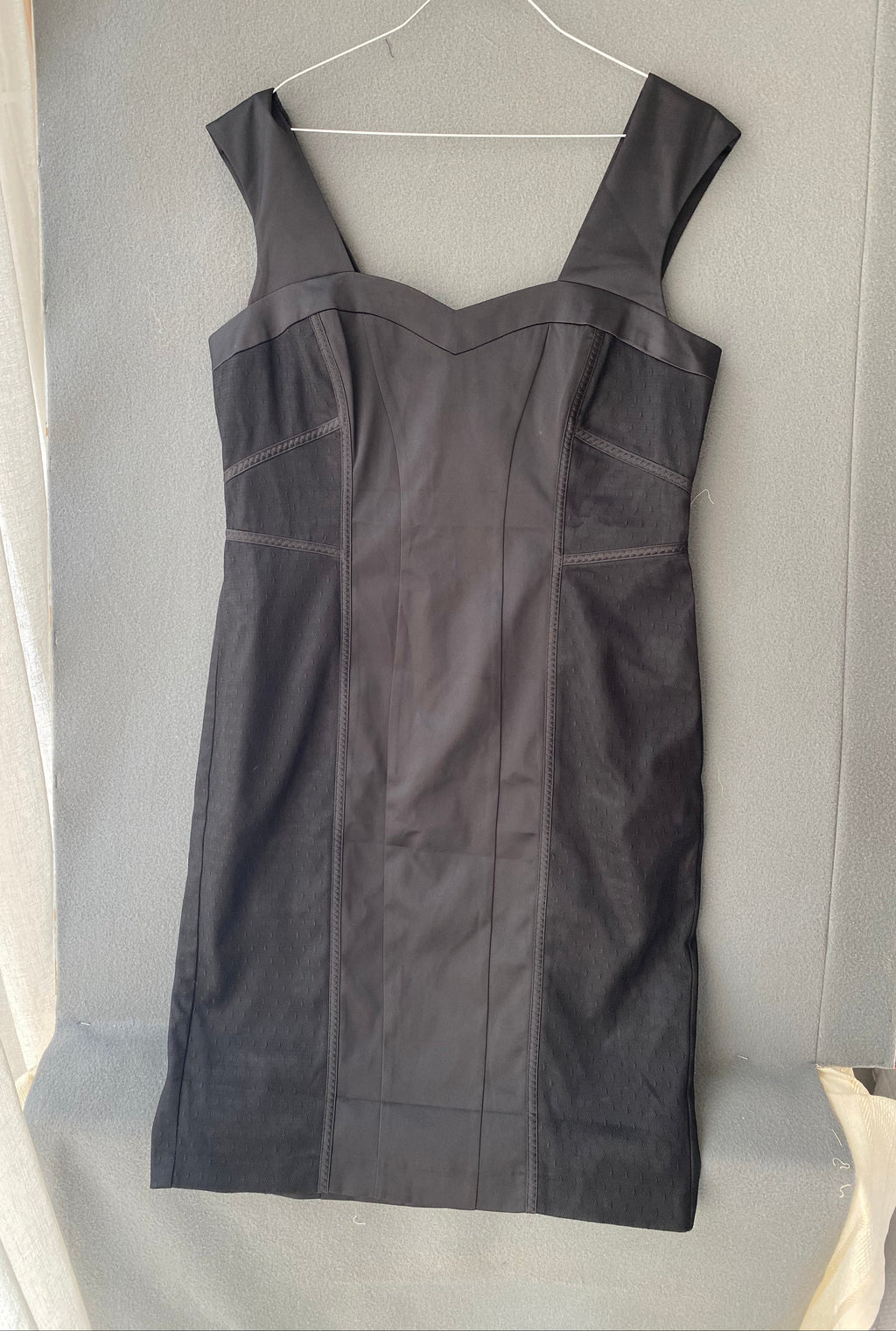 Robe fourreau noire à bretelles larges
