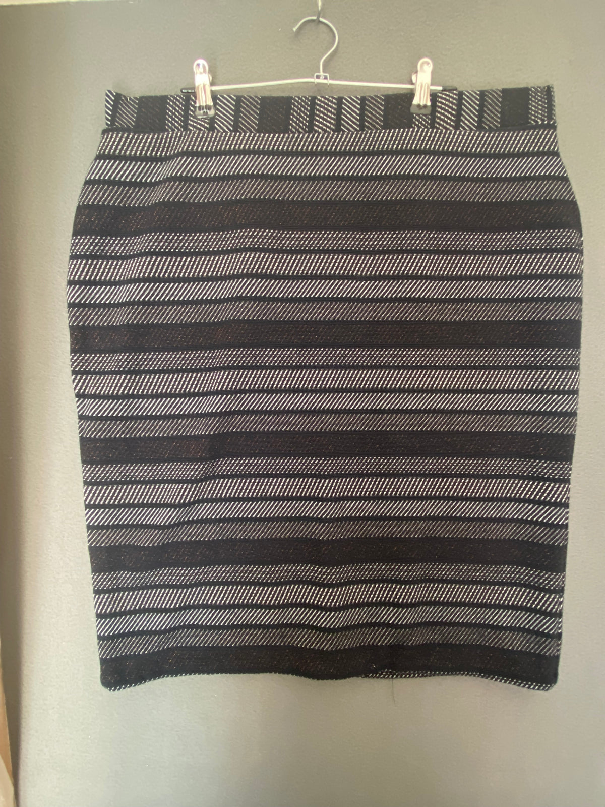 Jupe crayon rayée noir et blanc en maille