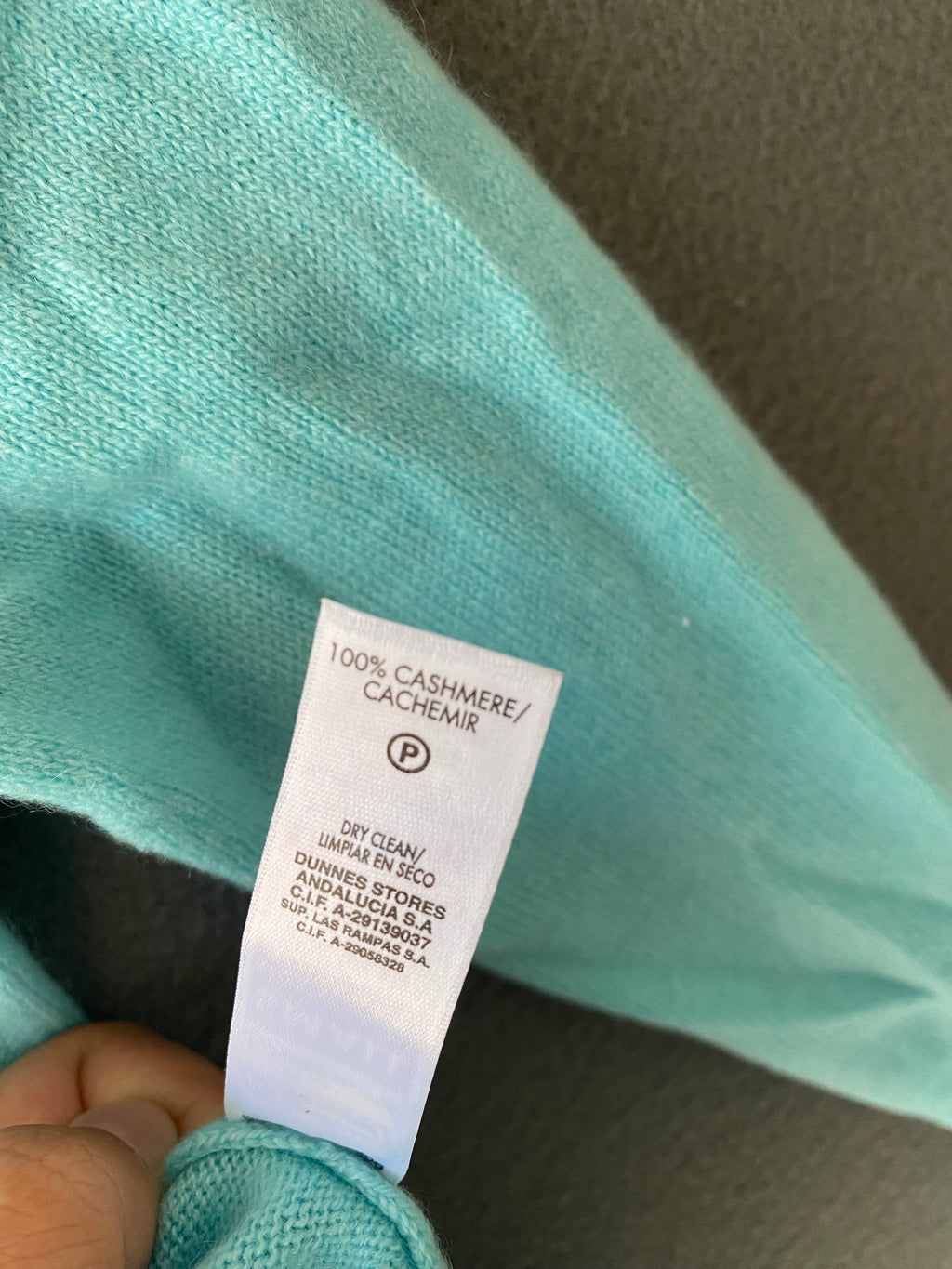 Pull col V turquoise en maille douce