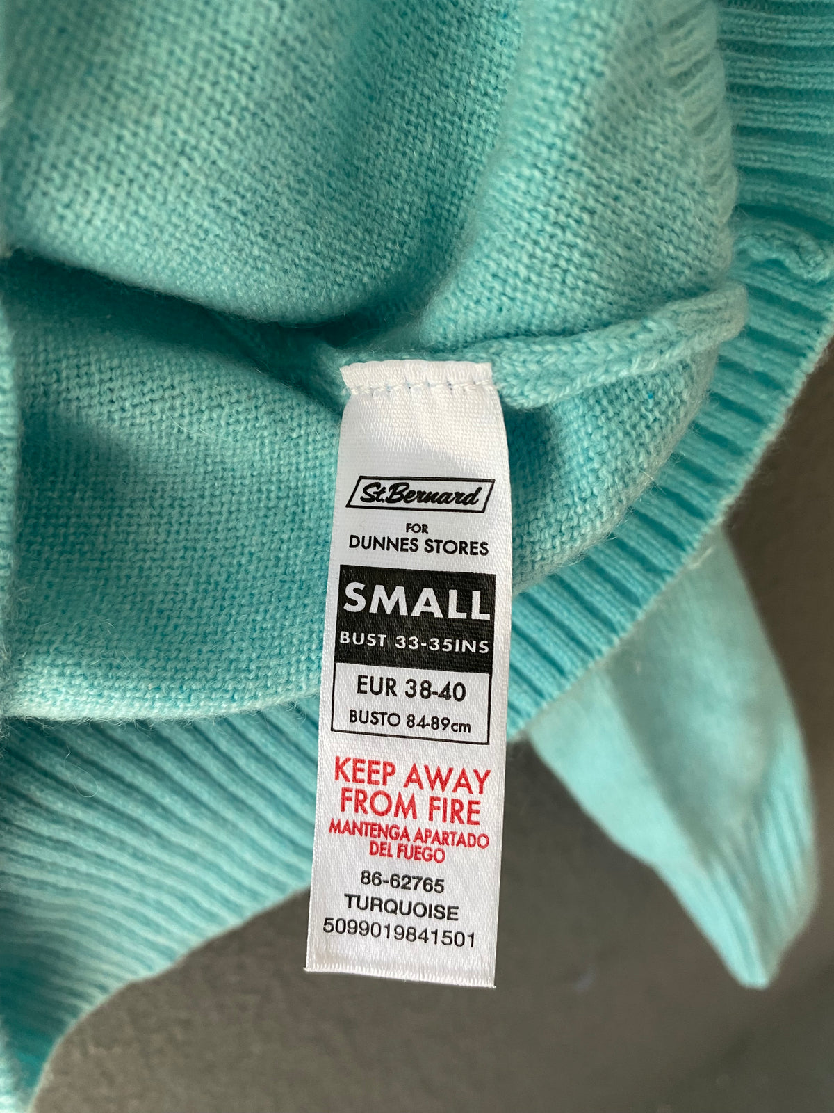 Pull col V turquoise en maille douce