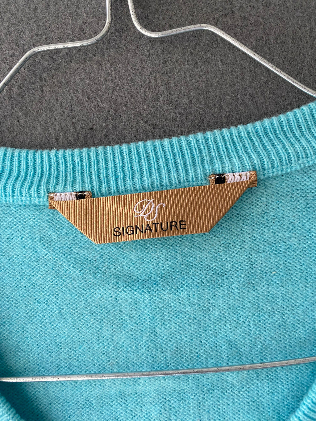 Pull col V turquoise en maille douce