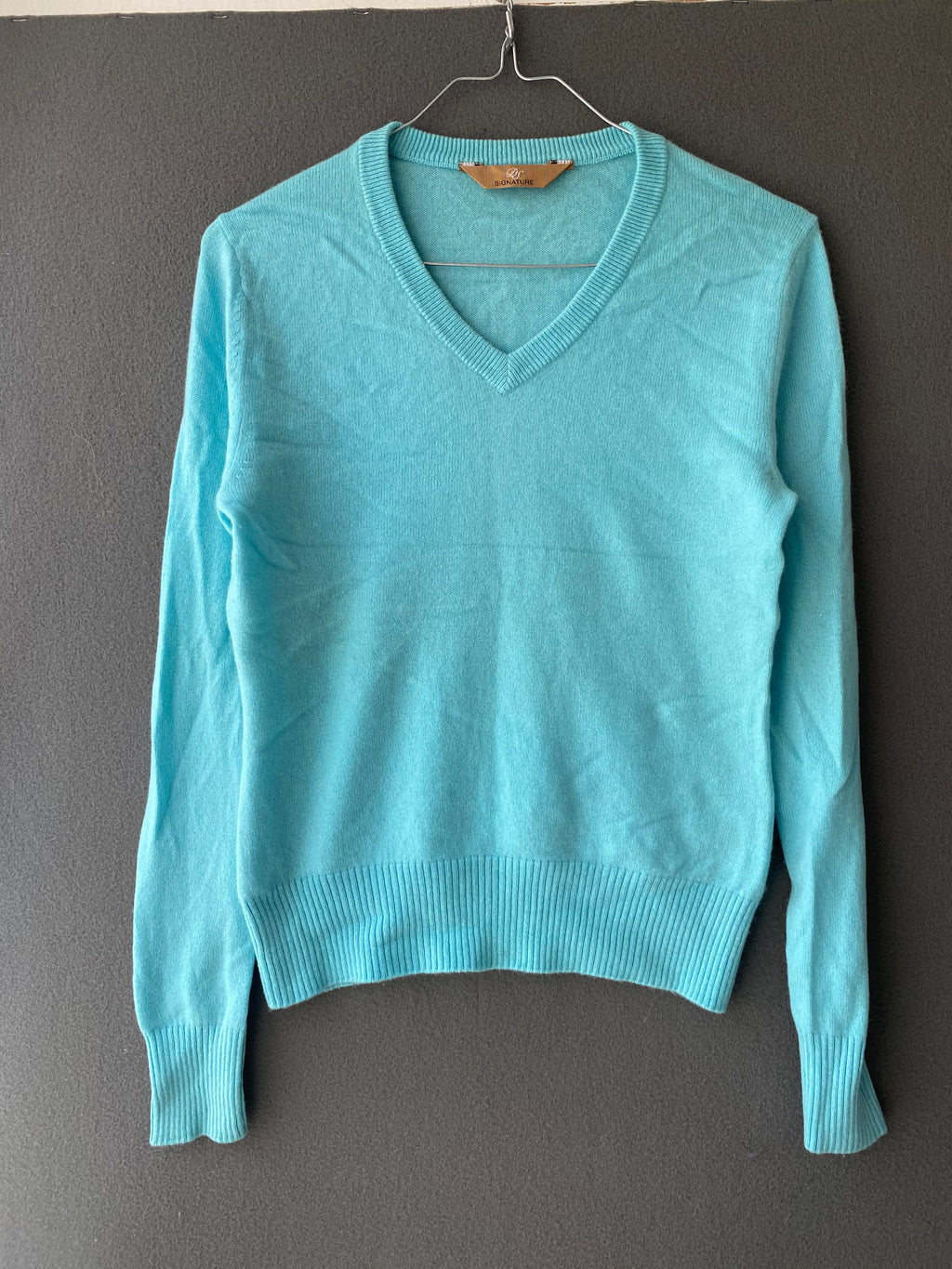 Pull col V turquoise en maille douce