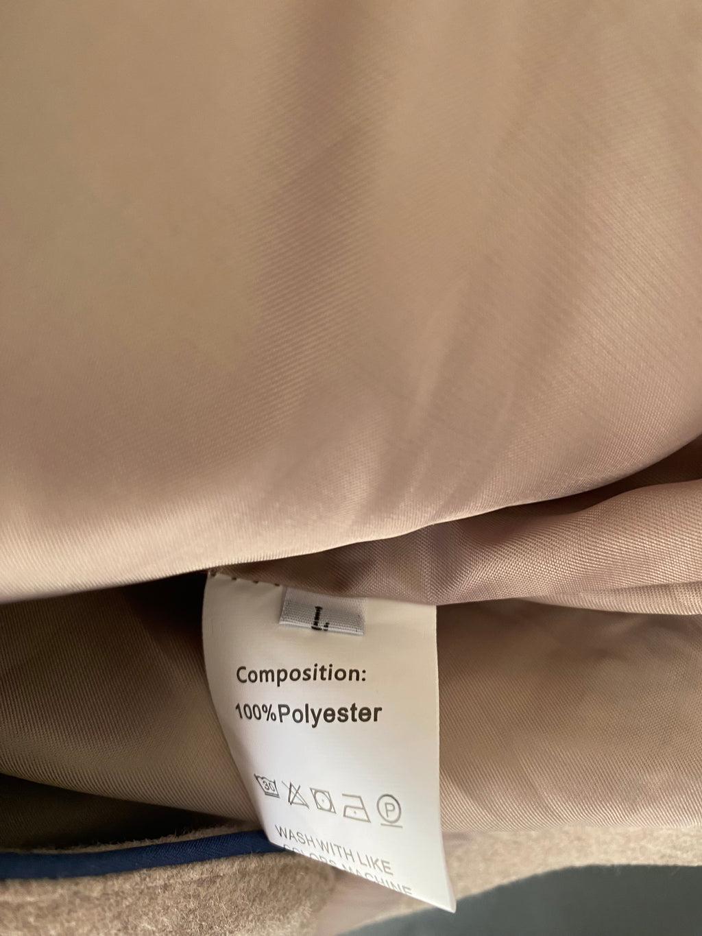 Veste beige à col montant et boutons dorés
