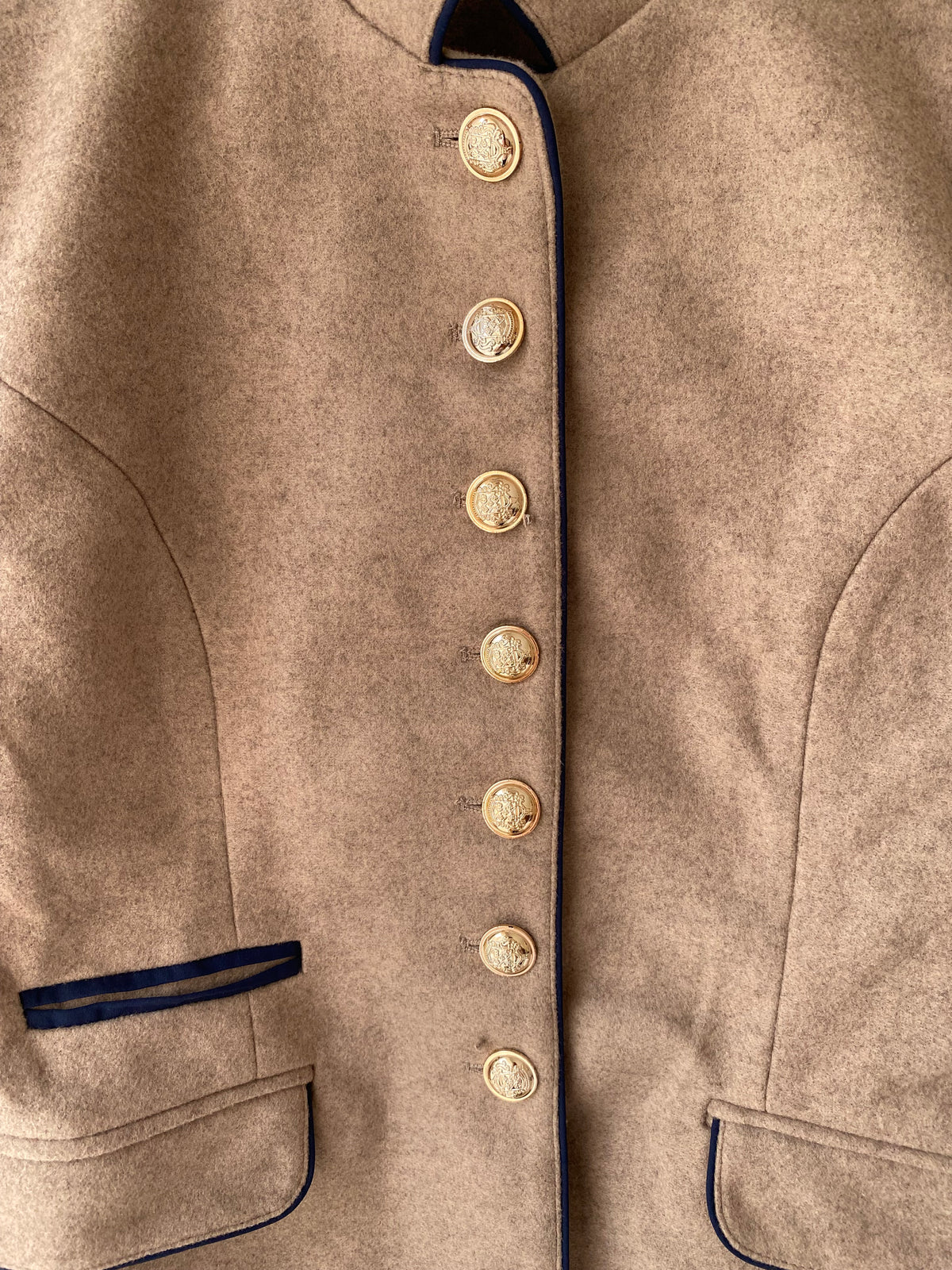 Veste beige à col montant et boutons dorés