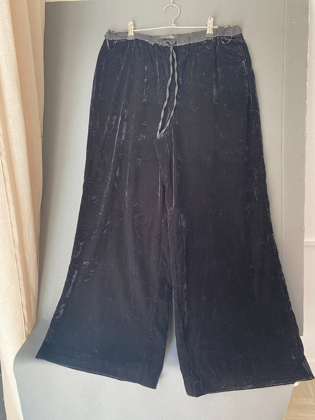 Pantalon large en velours froissé noir à cordon
